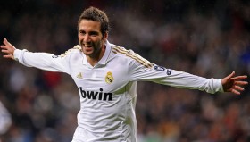 jrkan直播-英超历史上被誉为最伟大的球员是谁？多维解析